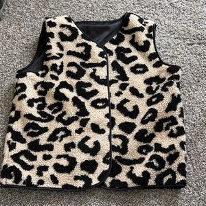 Women’s Fuzzy Vest with Leopard Pattern
